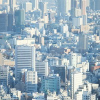高い場所から見渡す高層ビルが密集した東京六本木方面の街並みの写真