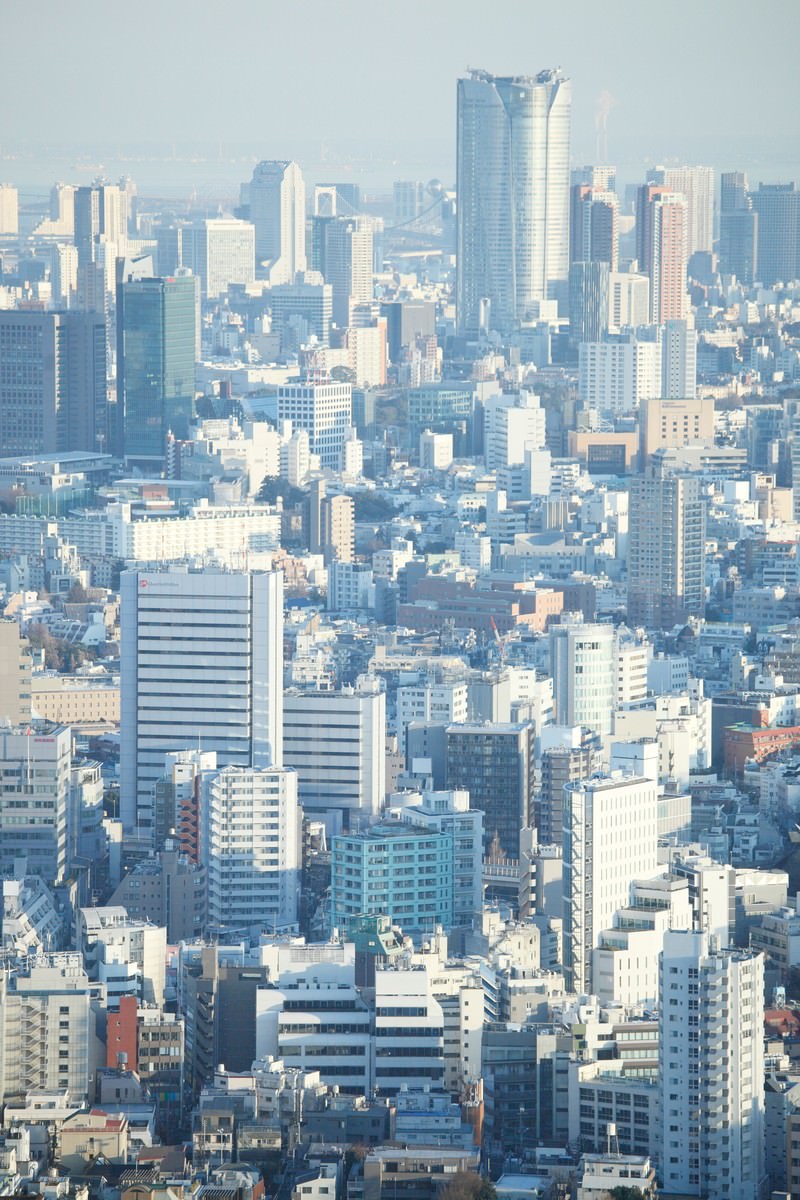 高い場所から見渡す高層ビルが密集した東京六本木方面の街並み