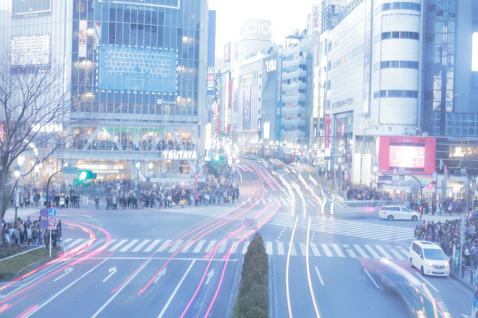 長時間露光で車のライトが流れる渋谷スクランブル交差点の夜景