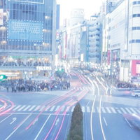 長時間露光で車のライトが流れる渋谷スクランブル交差点の夜景の写真