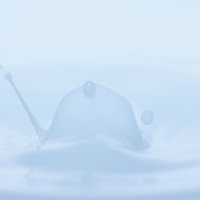 薄い青色の水面に浮かぶ白い野球帽のような帽子の写真