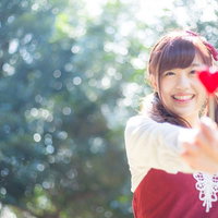 ハートのキャンディをもらった女性が微笑むの写真