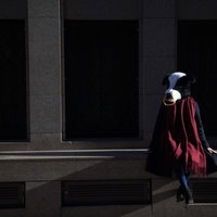 心のスキマをお埋めします〜牛の被り物で絶望を癒す女性の写真