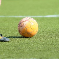 どこに出す？サッカーボールと選手の足元の写真