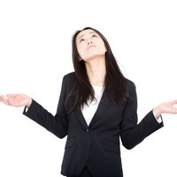 会社にうんざりして空を見上げる女性管理職の写真