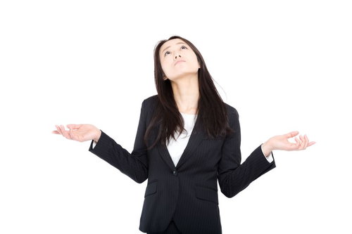 会社にうんざりして空を見上げる女性管理職