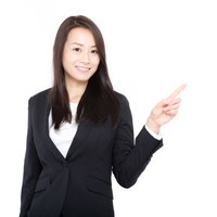 指をさすビジネスウーマン-営業提案・説明・案内の写真