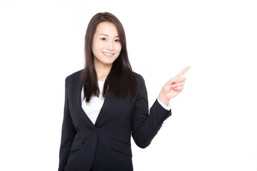 指をさすビジネスウーマン-営業提案・説明・案内