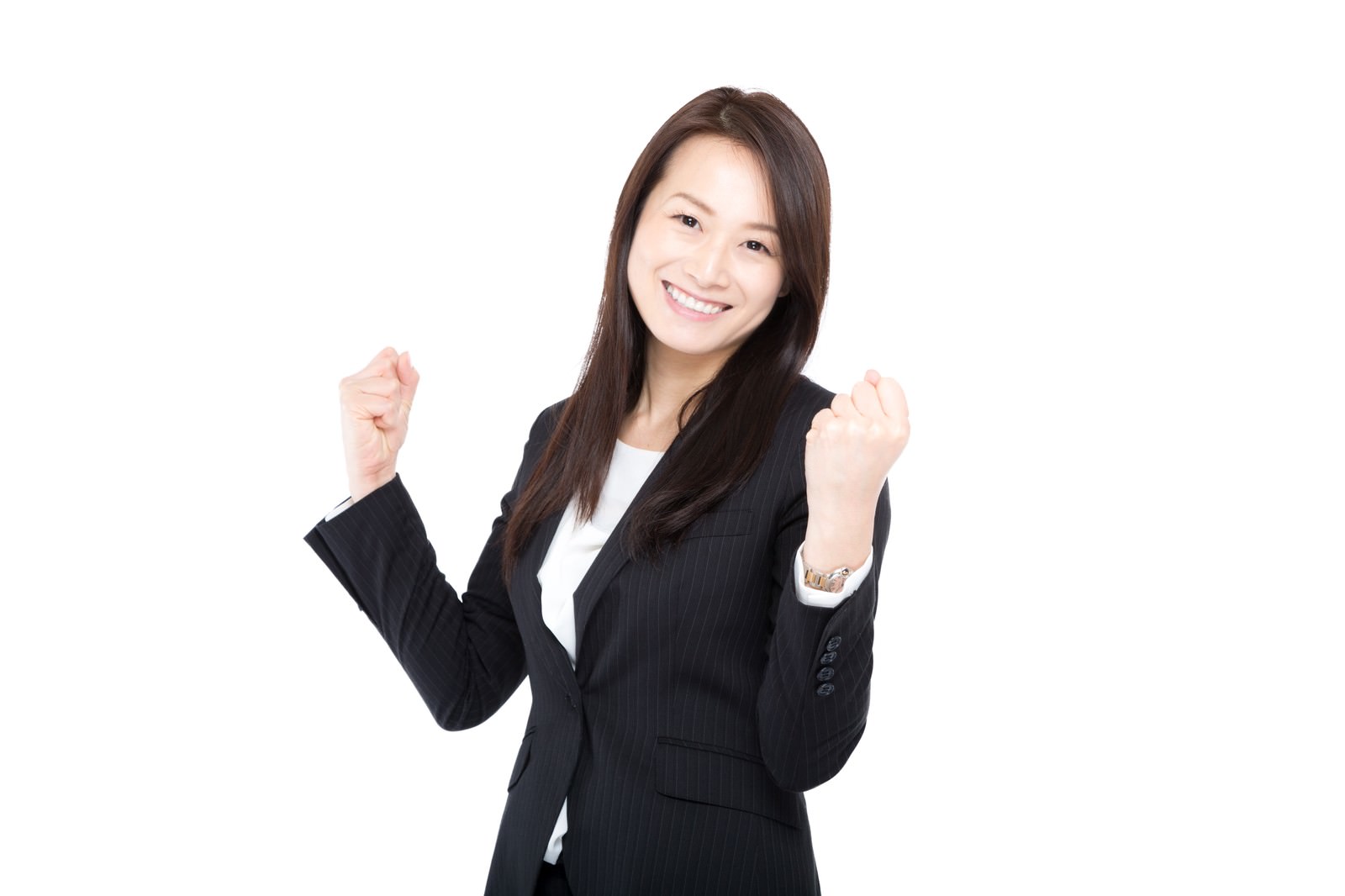 黒いスーツを着た女性が両手でガッツポーズをして笑顔でエールを贈っている［モデル：土本寛子］