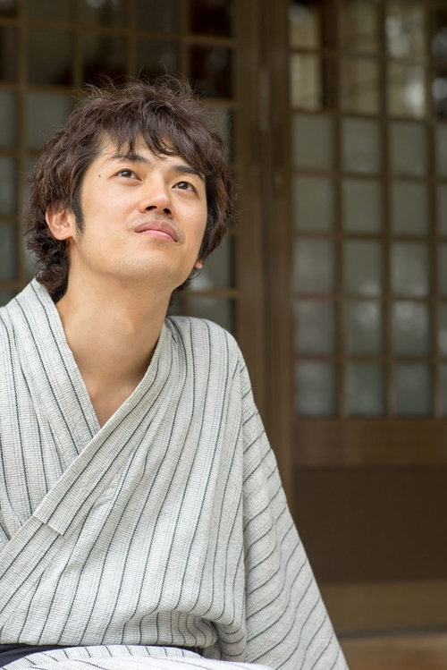 浴衣姿で縁側に座る男性