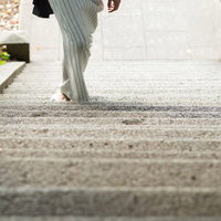 階段を登る浴衣姿の男性の写真