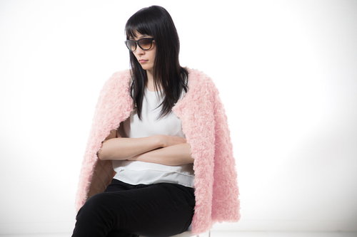 現場が押して、苛立つ大物芸能人風の女性のポーズ