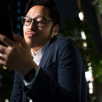 休日なのに会社から連絡がきてうんざりするビジネスマンの写真