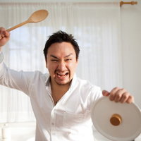 キッチンで鍋を振り上げ怒る旦那との夫婦喧嘩勃発の写真