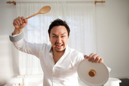 キッチンで鍋を振り上げ怒る旦那との夫婦喧嘩勃発