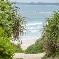 宮古島の砂山ビーチへと続く緑の坂道を登った先の絶景の写真