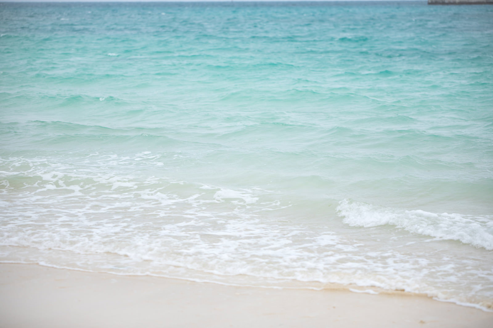 宮古島の砂浜と波打ち際