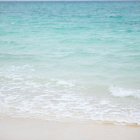 宮古島の砂浜と波打ち際の夏の海の写真