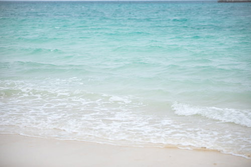 宮古島の砂浜と波打ち際の夏の海