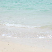 宮古島のエメラルドグリーンの海と波打ち際の写真