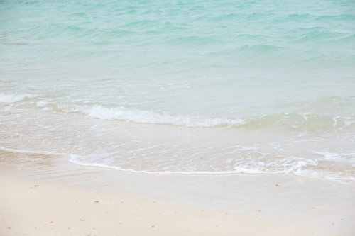 宮古島のエメラルドグリーンの海と波打ち際