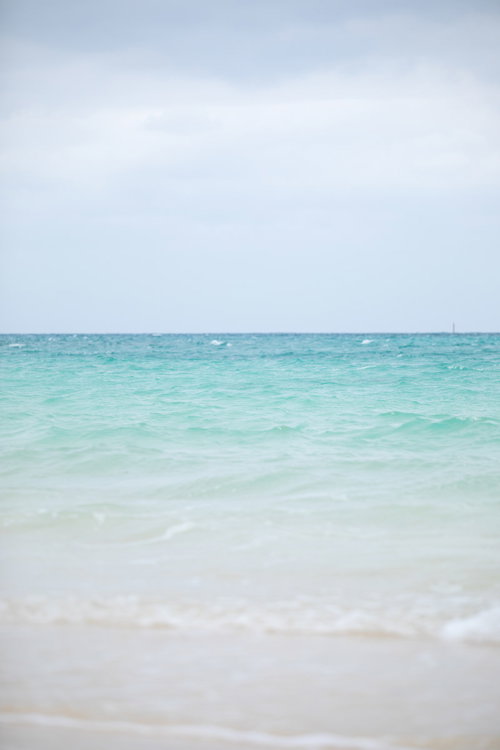 宮古島の青緑の海に打ち寄せる波