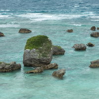 宮古島の宮古ブルーの海と岩場の景観の写真