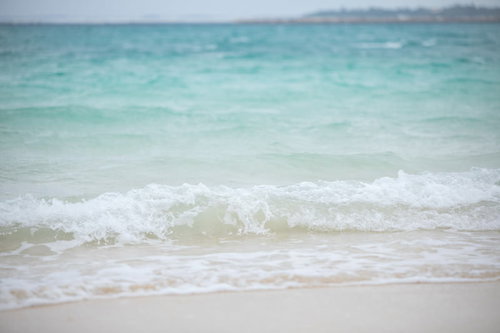 宮古島の波打ち際でザパーと打ち寄せるエメラルドグリーンの波