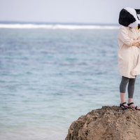 ご立腹で考え込む牛ガール：海岸で思い詰める女性キャラクターの写真