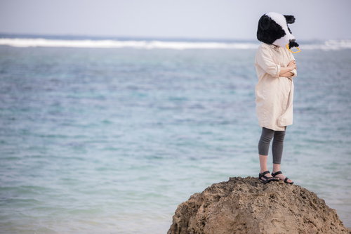 ご立腹で考え込む牛ガール：海岸で思い詰める女性キャラクター