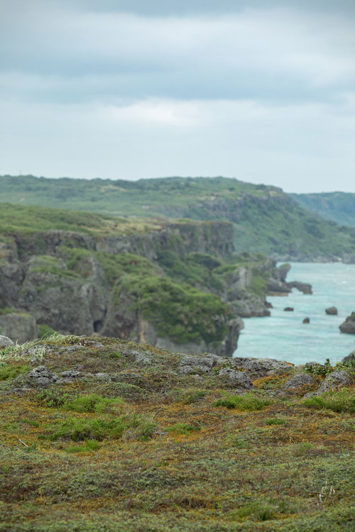 宮古島の断崖絶壁と海岸線 エメラルドグリーンの海に映える自然景観