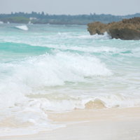 波が高い宮古島の波打ち際 沖縄の透明な海と力強い波しぶきの写真
