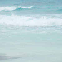 宮古島の宮古ブルーの海と白い波しぶきの写真