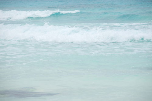 宮古島の宮古ブルーの海と白い波しぶき