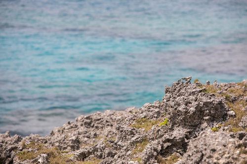 転んだら確実に痛い宮古島の岩肌と岸壁、ゴツゴツした岩場