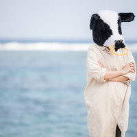 日焼けを気にして悩む牛女の後ろ姿の写真