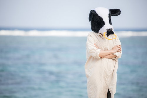 日焼けを気にして悩む牛女の後ろ姿