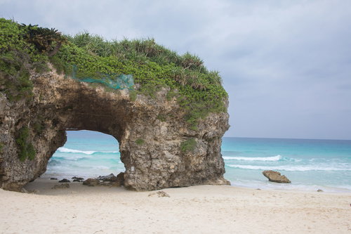 安全ネットが貼られた砂山ビーチの岩のトンネルと宮古ブルー