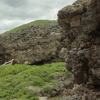 宮古島の海岸沿いに広がるゴツゴツした岩場の写真