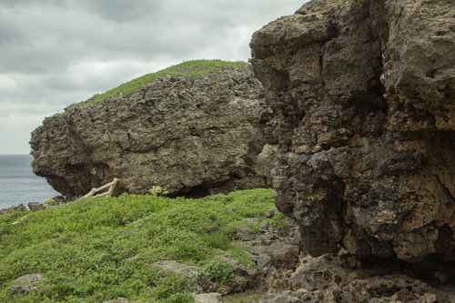 宮古島の海岸沿いに広がるゴツゴツした岩場