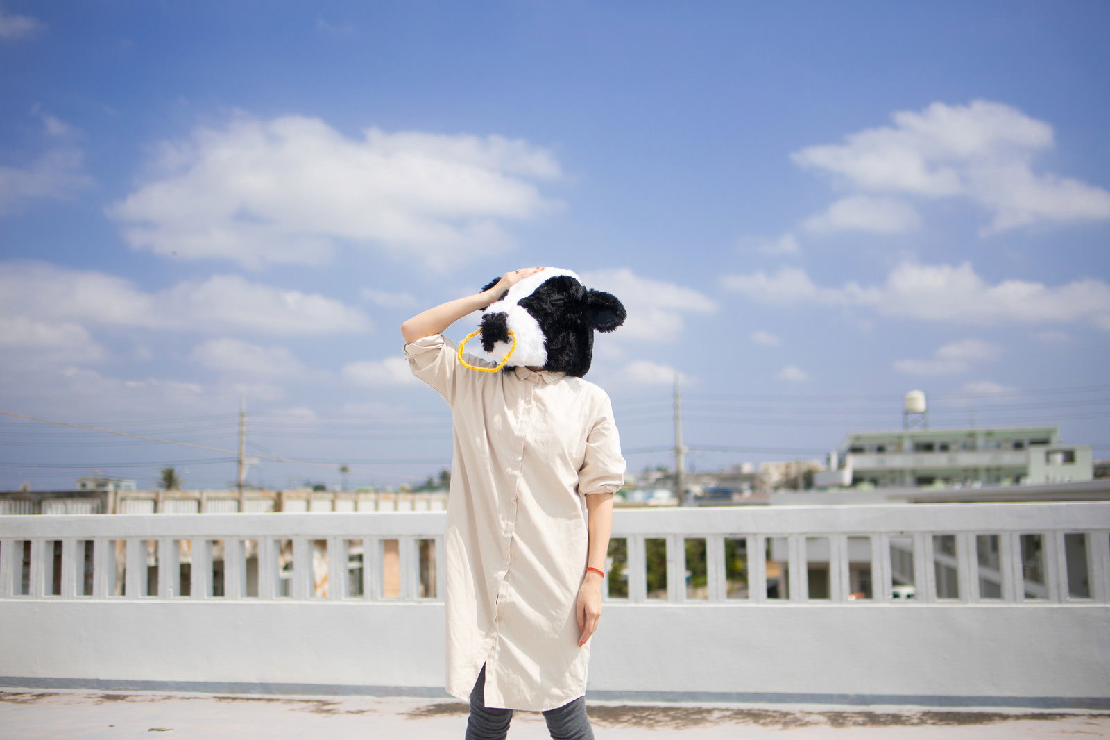 牛の着ぐるみで頭を抱える女性［モデル：古性のっち］