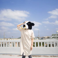 頭を抱えて失敗を表現する牛の着ぐるみを着た女性の写真