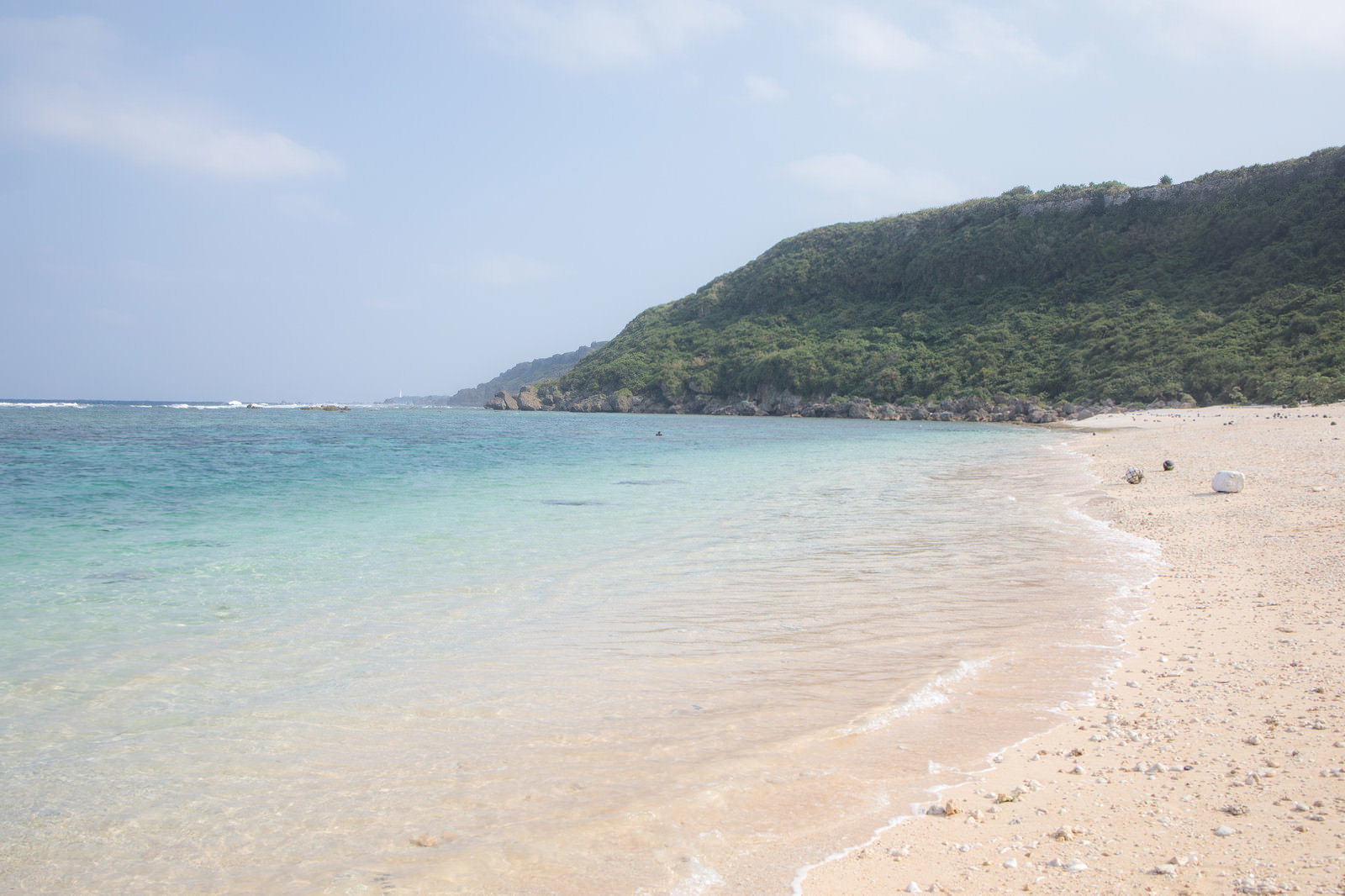 白い砂浜と透明度の高い青い海が広がる宮古島のビーチ