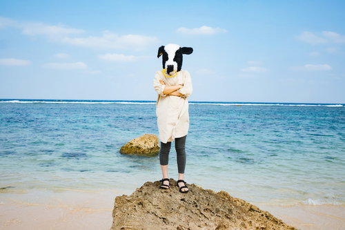 旅行中でも気を抜かない牛女、宮古島の海辺での堂々とした姿勢