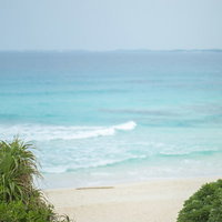 宮古島の砂山ビーチから見た宮古ブルーの海の写真