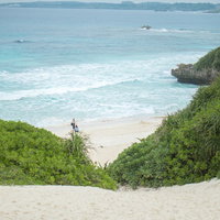 目の前に広がる宮古島の砂山ビーチのエメラルドグリーンの海の写真