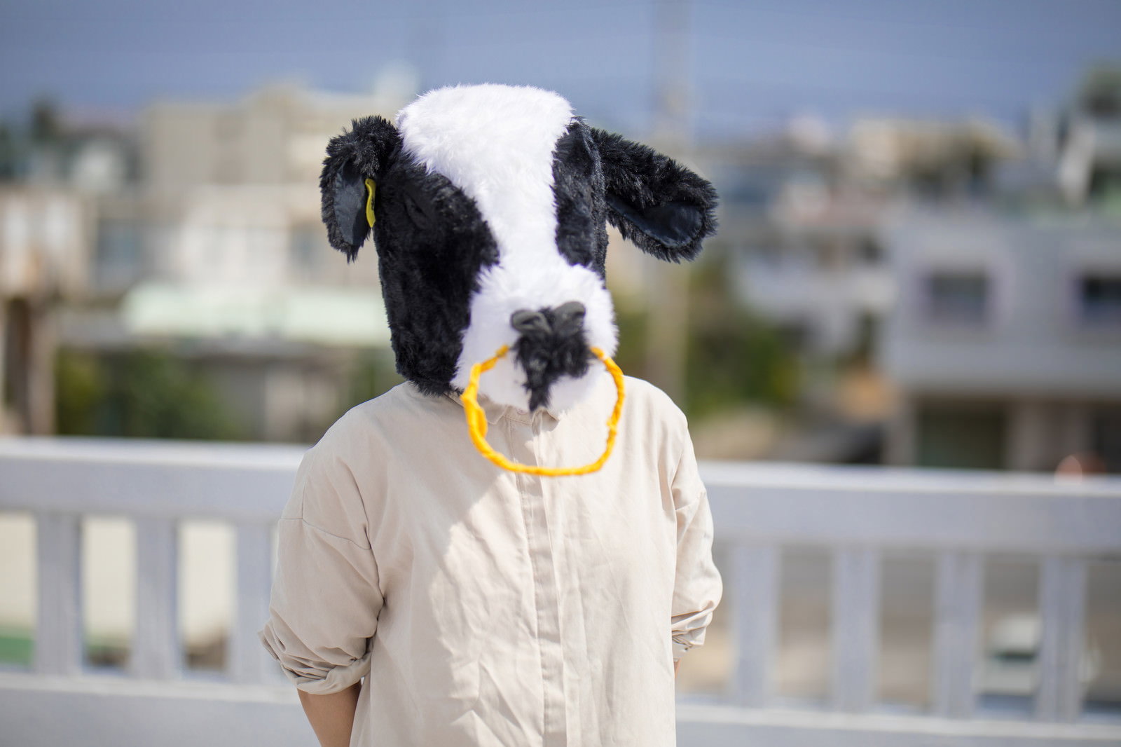 屋上で着ぐるみ頭をかぶった人物［モデル：古性のっち］