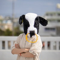 屋上で説教する怒った牛のキャラクターが腕を組むの写真