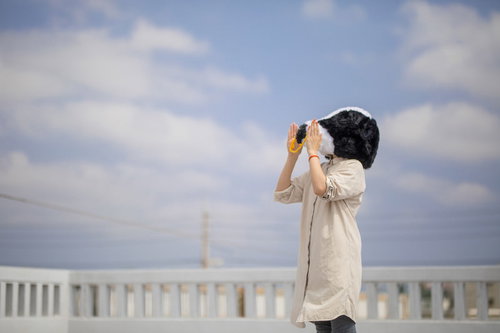 白いコートを着て牛への想いを力強く叫ぶ女性