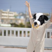 不審者扱いされ両手を挙げるエト牛ガールのコスプレの写真